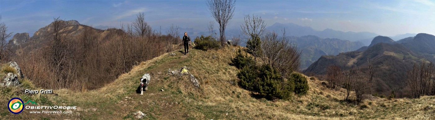 70 In salita dal Rif. I Lupi alla Cappelletta di vetta del Pizzo Cerro (1285 m).jpg